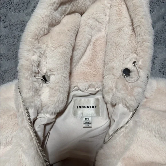 INDUSTRY Cream Faux Fur Women’s Hooded Jacket Size Medium - Picture 3 of 5